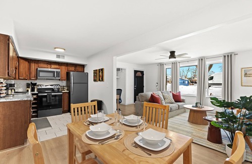 Royal Oak Apartment | Cozy 1BR Lower Flat in Royal Oak