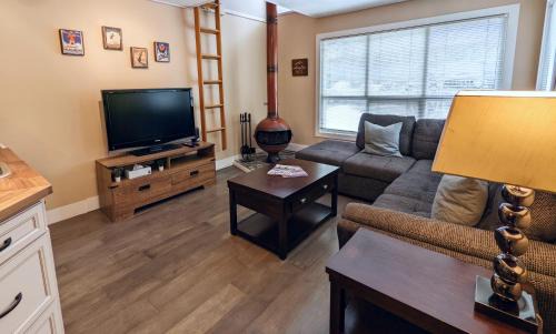 Whistler Creekside House | Cozy 1BR Walk to Gondola, Sleep 4, Free Parking