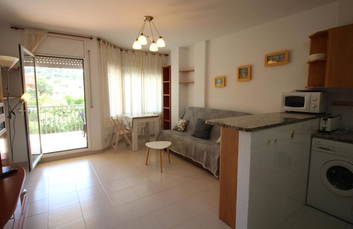 Llanca Apartment | Cozy 1st-Floor Apartment with Terrace, 150m from Grifeu Beach - Sleeps 4