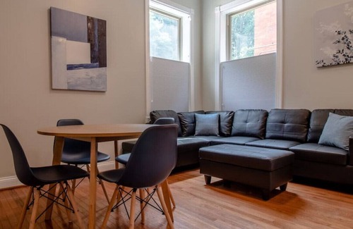Mount Adams Condo | Cozy 1st Flr Condo Nr Park w/ King Bed, Great for Long Stays, W+D/Parking Inc
