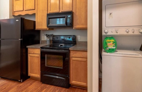 Mount Adams Condo | Cozy 1st Flr Condo Nr Park w/ King Bed, Great for Long Stays, W+D/Parking Inc