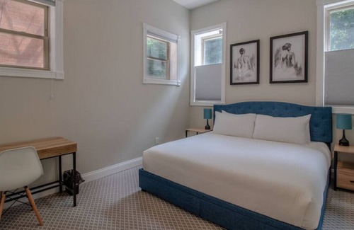 Mount Adams Condo | Cozy 1st Flr Condo Nr Park w/ King Bed, Great for Long Stays, W+D/Parking Inc