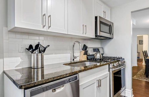 Detroit Apartment | Cozy 2/1 Apt near the Villages | Free Parking