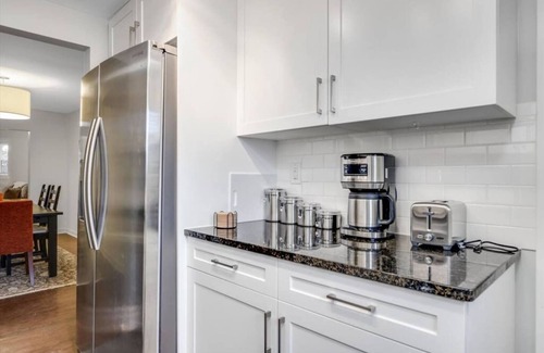 Detroit Apartment | Cozy 2/1 Apt near the Villages | Free Parking
