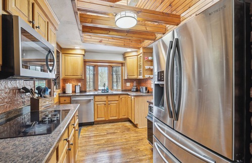 East Leroy House | Cozy 2.5 Acres Farmhouse in Battle Creek whit hot tub