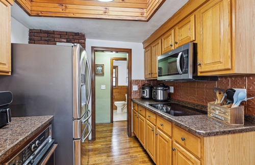 East Leroy House | Cozy 2.5 Acres Farmhouse in Battle Creek whit hot tub