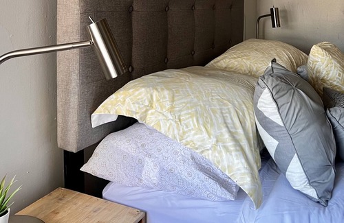 South Chicago Apartment | Cozy 2-bdr unit close to the beach w/ parking