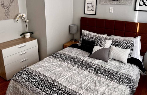 South Chicago Apartment | Cozy 2-bdr unit close to the beach w/ parking