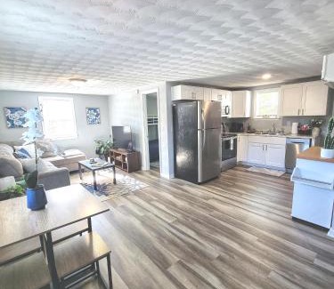 Portsmouth House | Cozy 2 Bdrm Cottage King bed