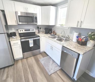 Portsmouth House | Cozy 2 Bdrm Cottage King bed