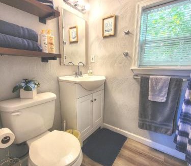 Portsmouth House | Cozy 2 Bdrm Cottage King bed