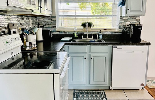 Palm Hill House | Cozy 2 bdrm home w/patio&grill close to the gulf beaches, shops, and restaurants