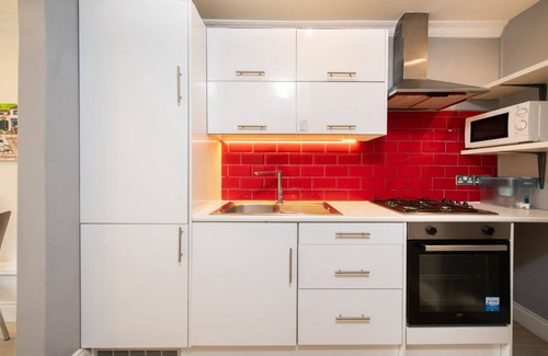 Latchmere Apartment | Cozy 2-Bed