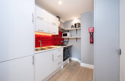 Latchmere Apartment | Cozy 2-Bed