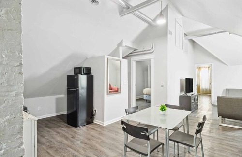 Mexicantown - Southwest Detroit House | Cozy 2-Bed Urban Retreat in Downtown Detroit, Private