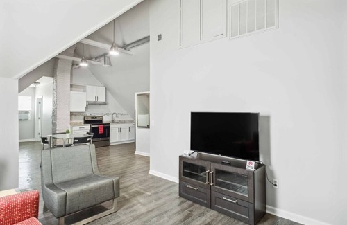 Mexicantown - Southwest Detroit House | Cozy 2-Bed Urban Retreat in Downtown Detroit, Private
