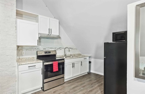 Mexicantown - Southwest Detroit House | Cozy 2-Bed Urban Retreat in Downtown Detroit, Private
