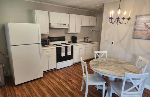 Ocean Park Condo | Cozy 2-bedroom, 1-bathroom condo, two short blocks from the beach!