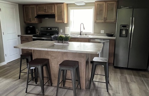 Monticello House | Cozy 2 bedroom/2 bath house located near lake with lots of privacy and parking!