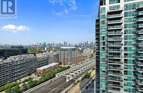 King West Village Apartment | Cozy 2-bedroom 2 bathroom apartment with fitness room, WiFi in Downtown Toronto