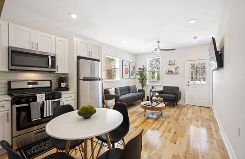 West Philadelphia Apartment | Cozy 2 bedroom apartment W/walkout deck!