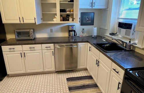 North East Apartment | Cozy 2-bedroom apartment in enjoyable North East with WiFi, AC