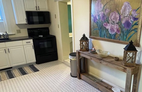 North East Apartment | Cozy 2-bedroom apartment in enjoyable North East with WiFi, AC