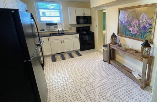 North East Apartment | Cozy 2-bedroom apartment in enjoyable North East with WiFi, AC