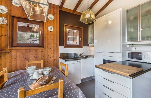 Megeve Apartment | Cozy 2-Bedroom Apartment in Megève - South-Facing Balcony, Near Lift, Parking, Pet-Friendly