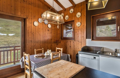 Megeve Apartment | Cozy 2-Bedroom Apartment in Megève - South-Facing Balcony, Near Lift, Parking, Pet-Friendly