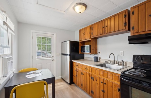 Southern Coast Apartment | Cozy 2-bedroom apartment in enjoyable Saco with WiFi