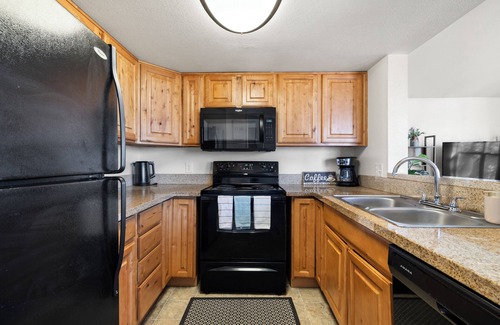 Sandy Apartment | Cozy 2-bedroom apartment with hot tub & pool in charming Sandy