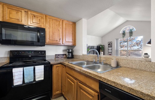 Sandy Apartment | Cozy 2-bedroom apartment with hot tub & pool in charming Sandy