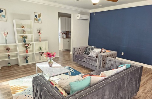 McDonough House | Cozy 2-bedroom basement suite in McDonough with WiFi, AC.