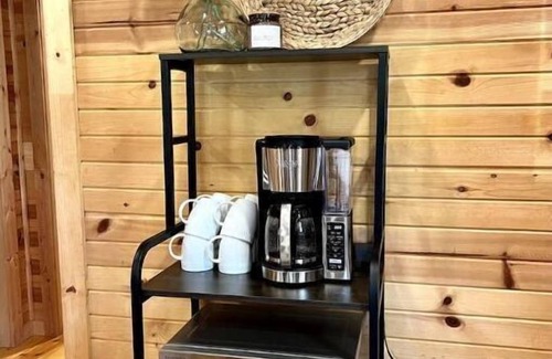Newcomerstown Cabin | Cozy 2 Bedroom Cabin with Hot Tub