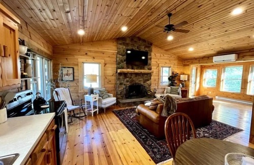 Newcomerstown Cabin | Cozy 2 Bedroom Cabin with Hot Tub