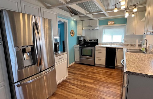 Senecaville Cabin | Cozy 2-bedroom cabin at Seneca Lake, Ohio with AC, WiFi