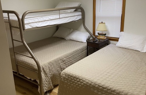 Kalkaska Cabin | Cozy 2-bedroom cabin in Grayling with WiFi