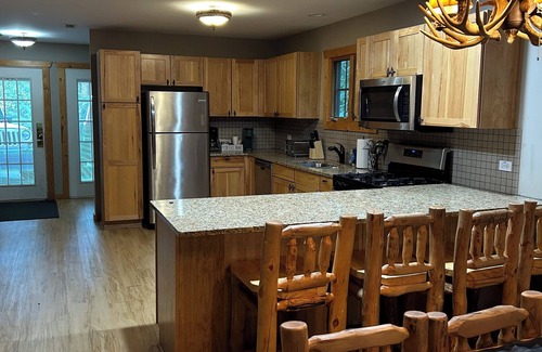 Oglesby Cabin | Cozy 2-bedroom cabin in tranquil Utica IL, steps away from Starved Rock