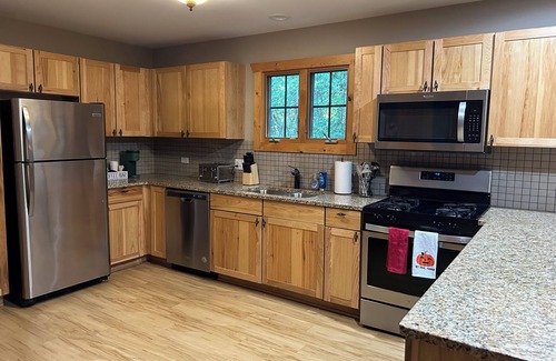Oglesby Cabin | Cozy 2-bedroom cabin in tranquil Utica IL, steps away from Starved Rock
