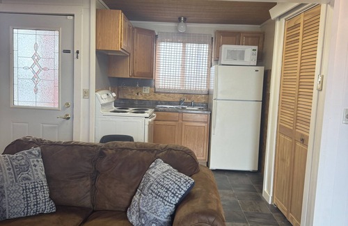 Bottineau Cabin | Cozy 2-bedroom cabin in charming Lake Metigoshe with AC