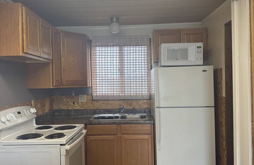 Bottineau Cabin | Cozy 2-bedroom cabin in charming Lake Metigoshe with AC