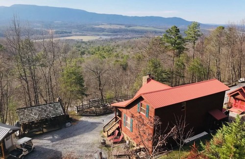 Newport Cabin | Cozy 2-bedroom cabin with hottub in welcoming Newport with AC, WiFi