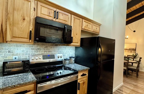 Rathdrum Condo | Cozy 2-bedroom condo in Twin Lakes Village - golf, lake, pool