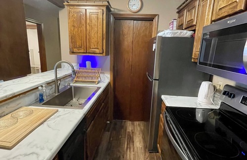 Shawnee Condo | Cozy 2-bedroom condo overlooking pool area in lovely Shawnee