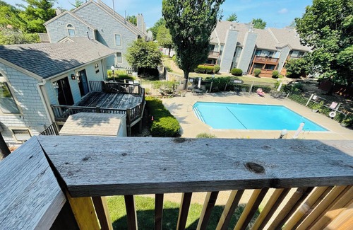 Shawnee Condo | Cozy 2-bedroom condo overlooking pool area in lovely Shawnee