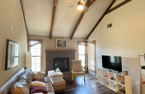 Shawnee Condo | Cozy 2-bedroom condo overlooking pool area in lovely Shawnee