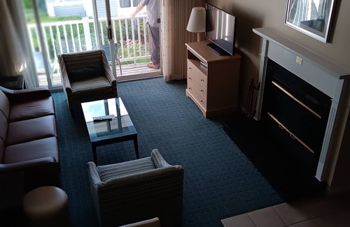 Westbrook Center Condo | Cozy 2-bedroom condo with AC, fitness room in charming Westbrook. Oceanfront,