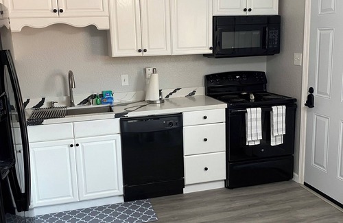 Arden-Arcade Apartment | Cozy 2-bedroom corporate apartment in lovely Sacramento with AC, WiFi , 2