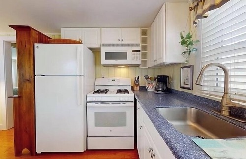 Dennis Port Condo | Cozy 2-bedroom cottage, 0.2 mi walk to the beach and other popular attractions!